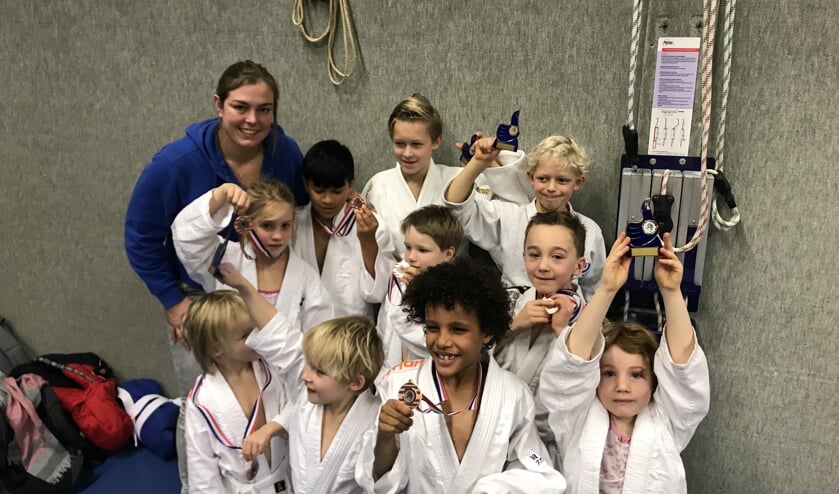 Jeugd JZ en coach Martine Demkes. Foto: PR