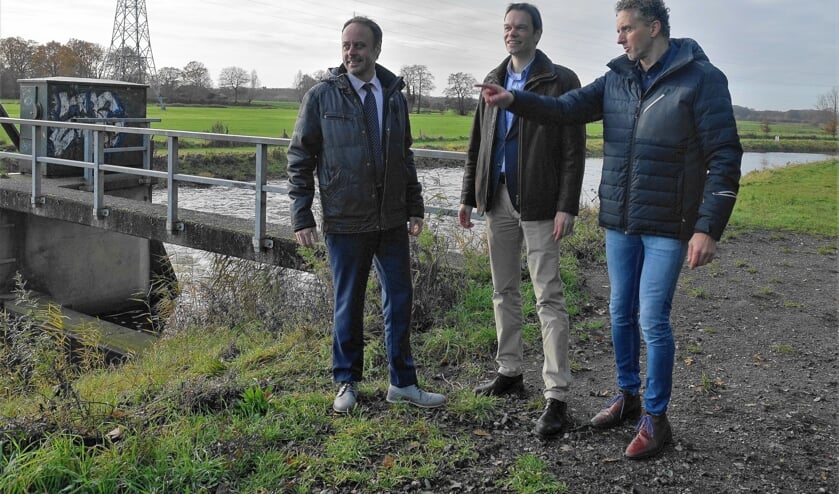 vlnr: Wouter van Ee (aannemer Pannekoek), Arjan Voermans (FrieslandCampina) en Rudi Gerard (Waterschap Rijn en IJssel) bij de stuw Hoge Weide in de Berkel. Foto: Henri Bruntink