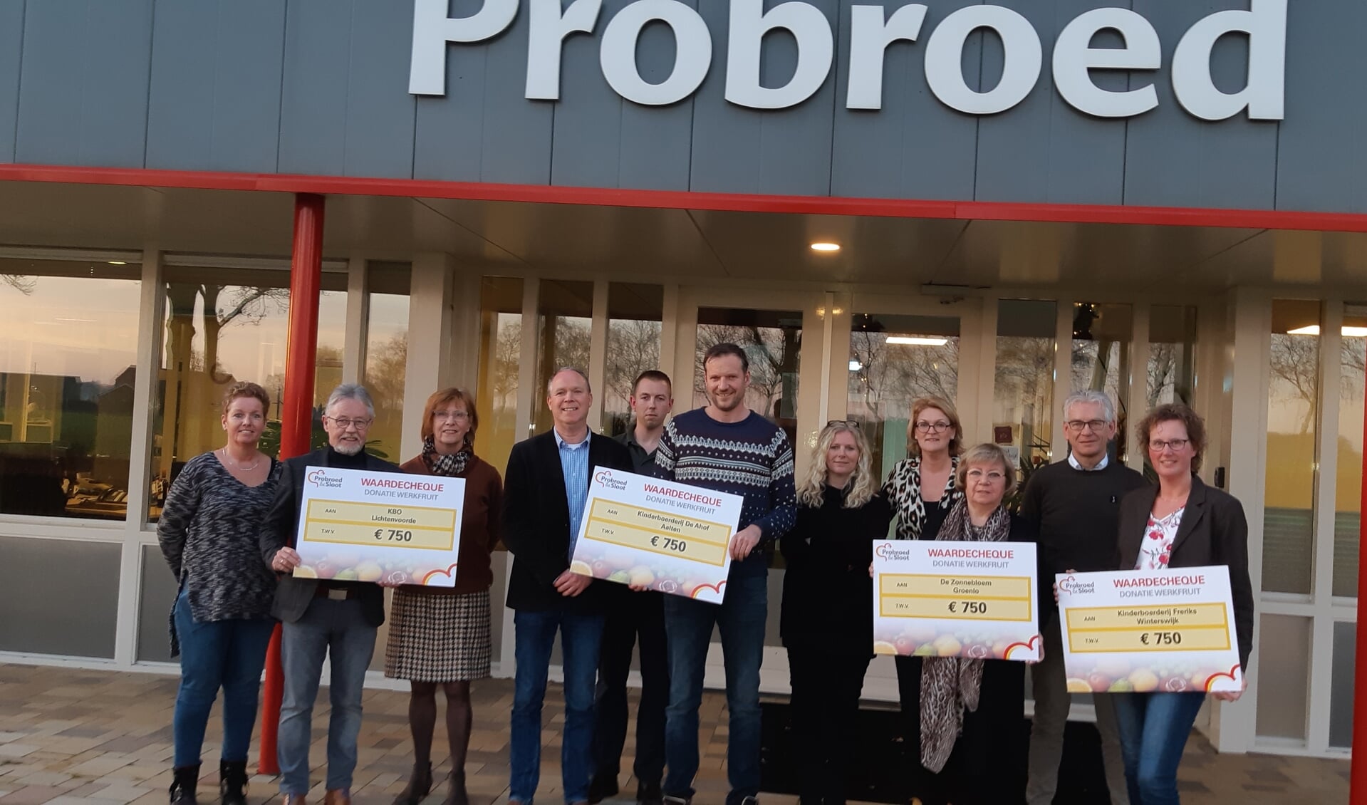 De organisaties zijn blij met hun cheque van Probroed & Sloot. Foto: Ferry Broshuis