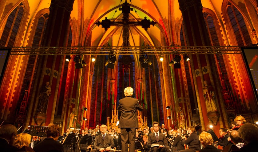 Het interieur van de Werenfriduskerk wordt fraai uitgelicht tijdens het concert. Foto: PR