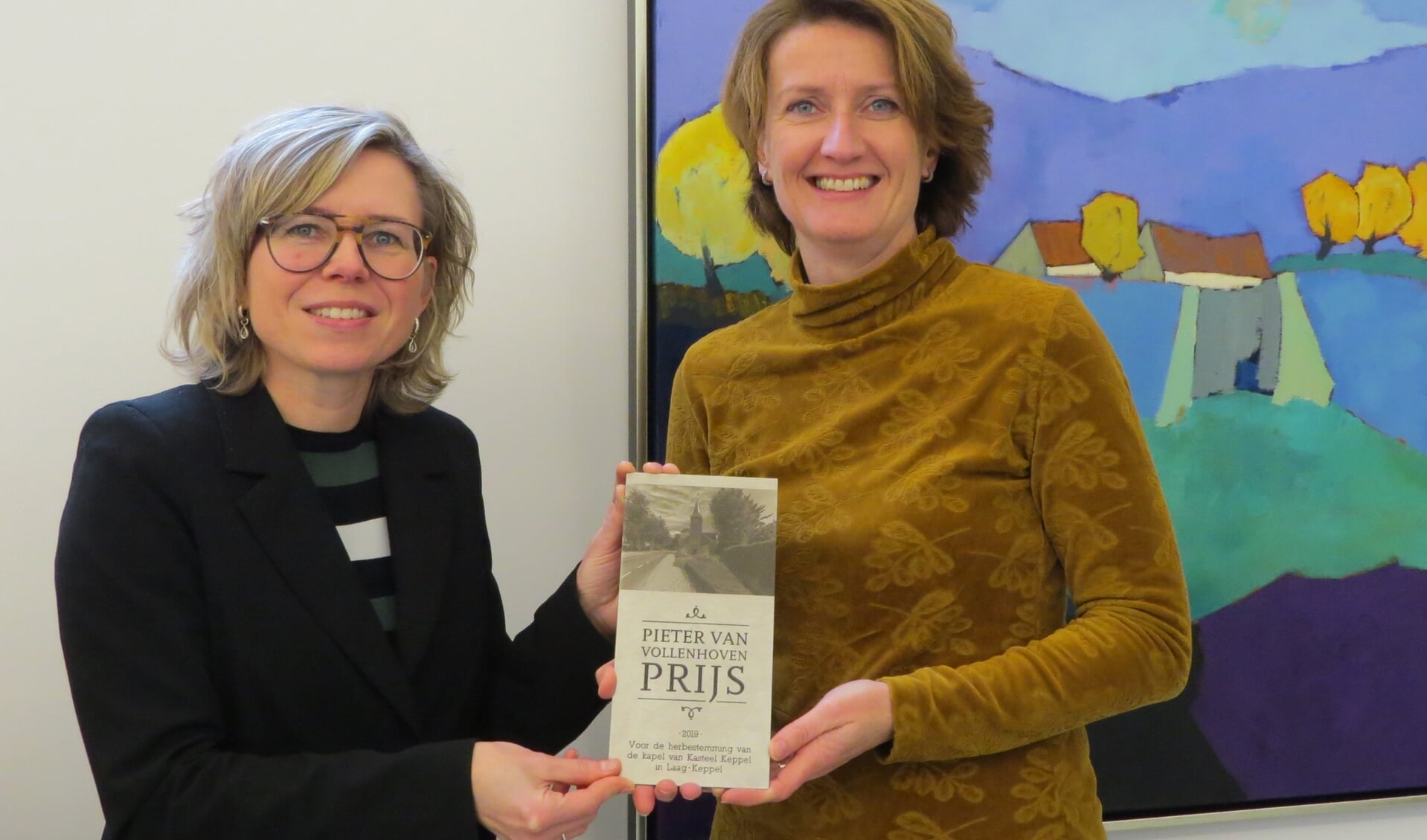 Petra Heusschen (links) en Rianka Habraken met de plaquette van de Pieter van Vollenhovenprijs. Foto: Josée Gruwel