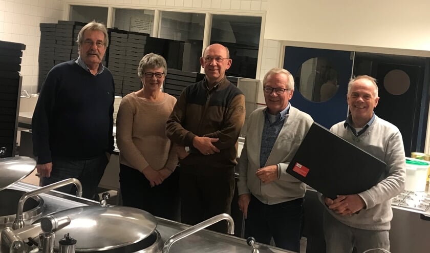Het bestuur van De Helpende Hand in de keuken van de Antoniushove.