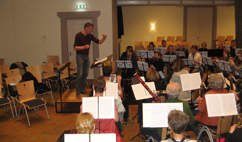 Christiaan Ansink dirigeert het harmonie-orkest van de KWOV tijdens een repetitie in de aanloop naar het nieuwjaarsconcert van zondag 5 januari. Foto: Bart Kraan