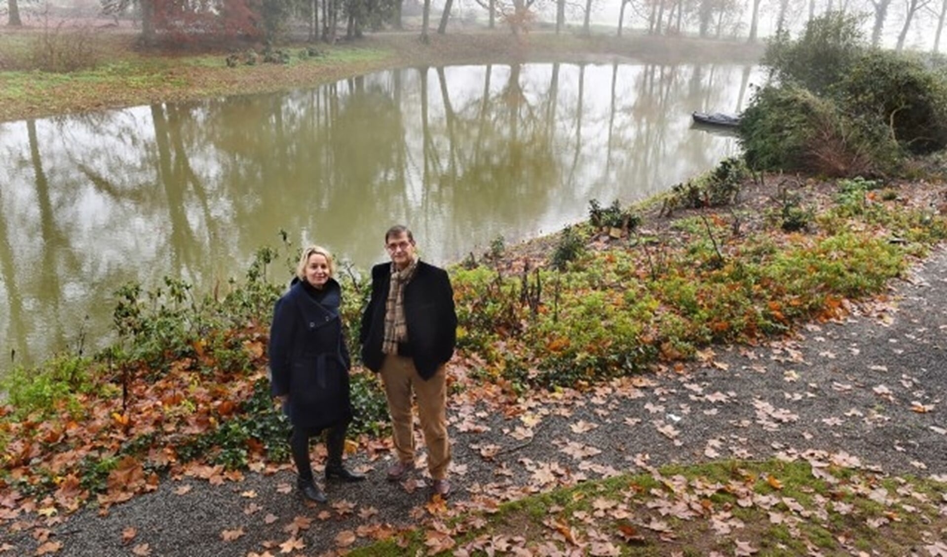 Wethouder Janine Kock (links) en René Dessing, directeur Stichting Erfgoed Landfort Megchelen. (foto: Roel Kleinpenning)