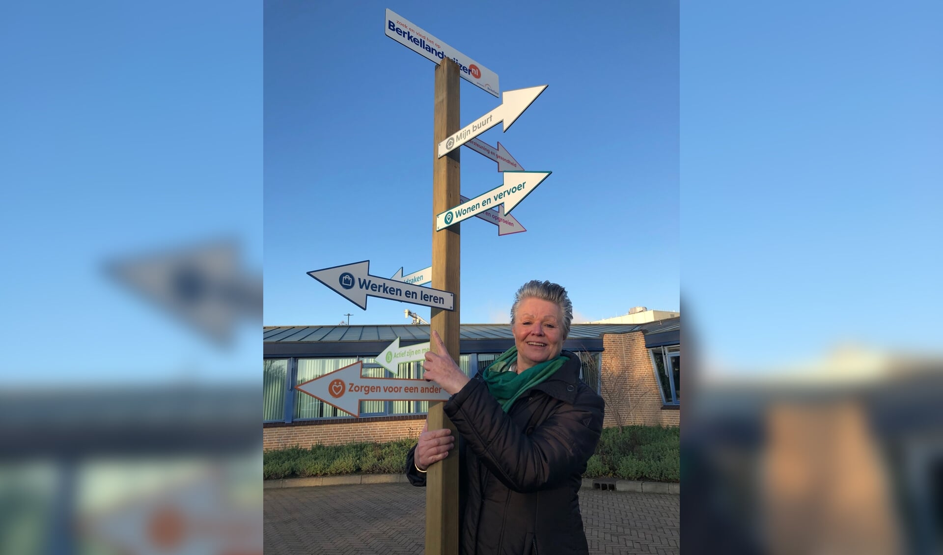 Voor het gemeentehuis heeft wethouder Marijke van Haaren een echte wegwijzer naar Berkellandwijzer.nl onthuld. Foto: PR