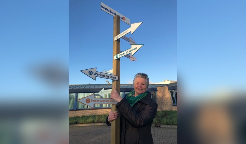 Voor het gemeentehuis heeft wethouder Marijke van Haaren een echte wegwijzer naar Berkellandwijzer.nl onthuld. Foto: PR