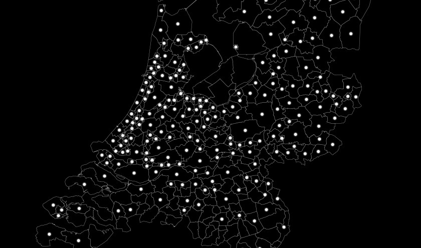 Op de afbeelding de kaart van Nederland met alle gemeenten waar Joden, Sinti en Roma zijn gedeporteerd. Hier zullen de tijdelijke monumenten straks te zien zijn. Beeld: Studio Roosegaarde