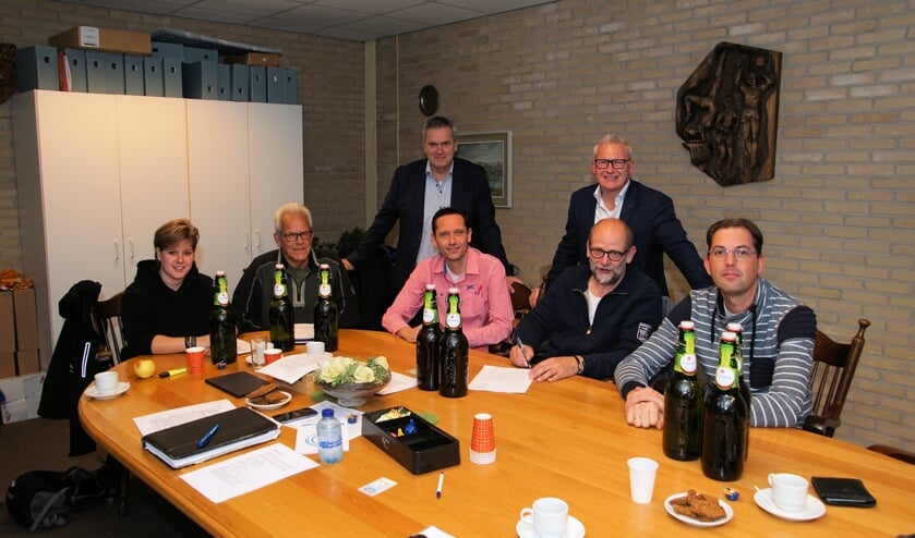 Van links af zittend Eline Massop, Theo Aaldering, Tom Woeltjes, Henk Rijks en Roy van Dijk Van FC Dinxperlo en staand Alex Evenhuis (Grolsch) en Edwin Bruntink (De Klok Dranken). Foto: Frank Vinkenvleugel