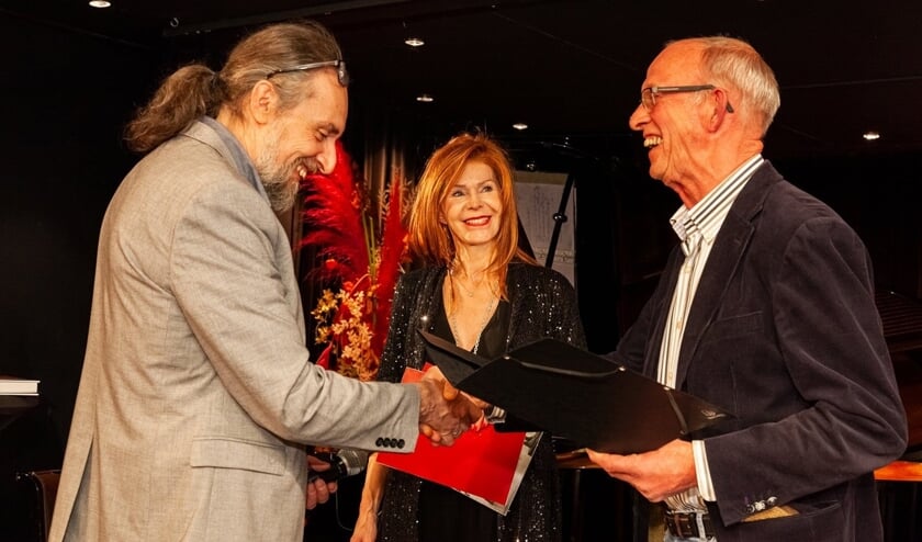 Herman van den Broek wordt gefeliciteerd door Josef Rojko, galeriehouder van ART INNOVATION. Tussen hen in Johanna Penz, directeur van de kunstbeurs ART Innsbruck en voorzitter van de vakjury. Foto: PR