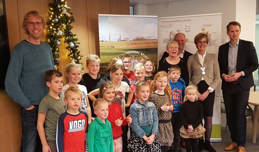 Richard Trenning (l) met de kinderen van de Antoniusschool uit Vragender, met (rechts) burgemeesters Bronsvoort en wethouder Bart Porskamp.
