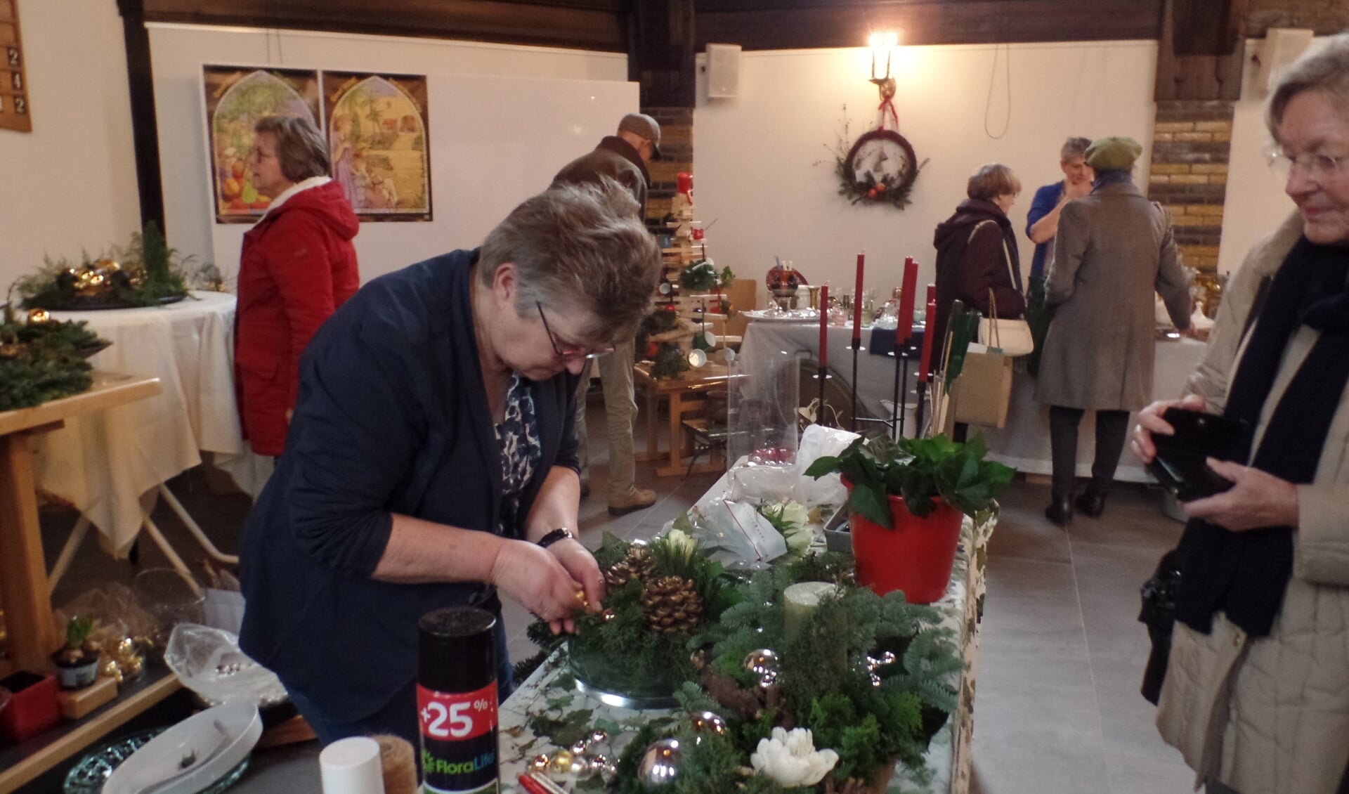 Zaterdag was Hermien Bannink nog druk in de weer met het maken van kerststukjes. Foto: Jan Hendriksen. 