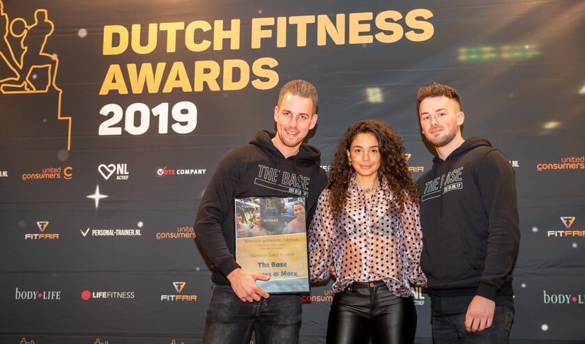 Ramon Spekschoor (l) en Niek Elshof ontvangen de award voor fitnessclub van het jaar in de gemeente Zutphen van fitnessgoeroe Faya. Foto: Erik Peek Fotografie