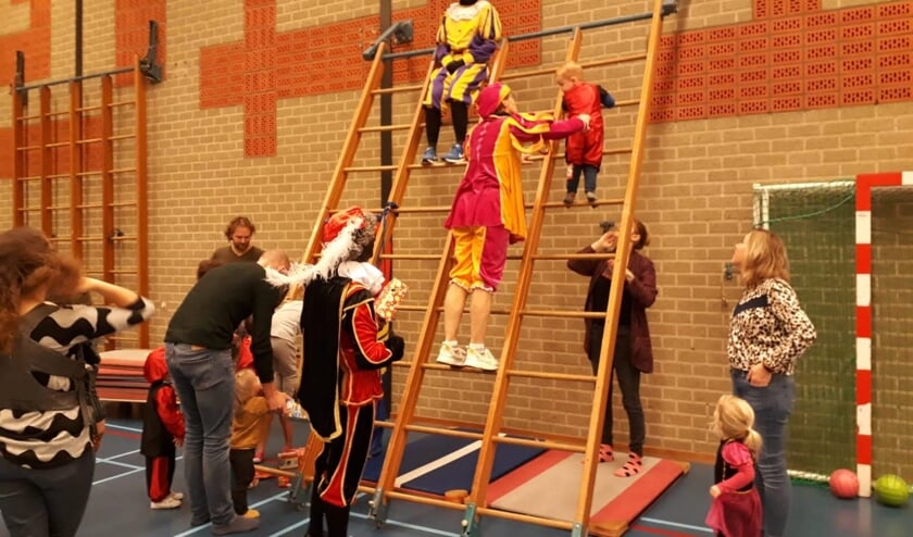 Klimmen en klauteren samen met de pieten. Foto: Annie Bruntink