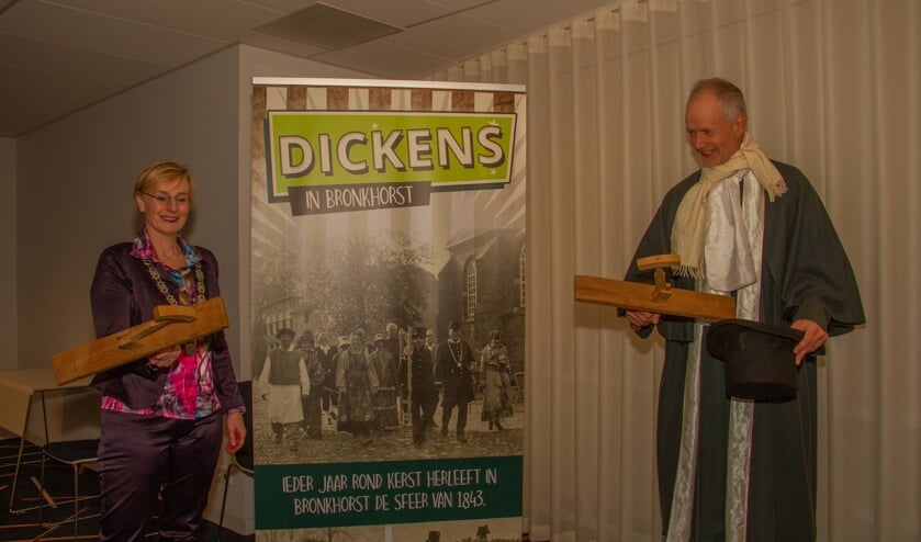 Burgemeester Marianne Besselink en stadsomroeper van Bronkhorst Hans Koskamp klepperen voor de 30ste Dickens in Bronkhorst. Foto: Liesbeth Spaansen