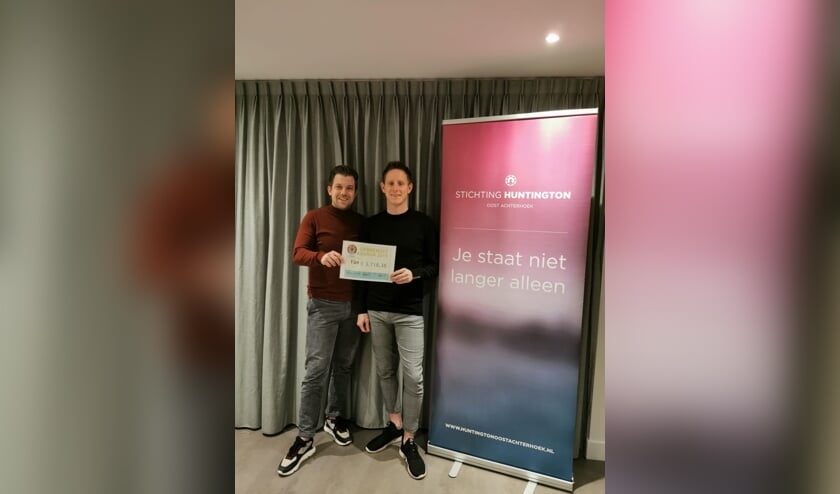 Thijs Winkel overhandigt de cheque aan Lars Krabbenborg. Foto: PR
