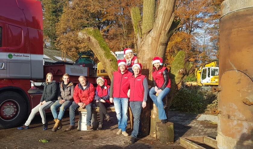 Danique Beeftink, Marthijn Beeftink en Gerrit Beeftink en de kerstcommissie, bestaand uit Irene Burger, Marco Helmink, Karin Krijt-Garritsen, Eddy Klein Brinke en Marianne Weulen Kranenbarg. Foto: PR