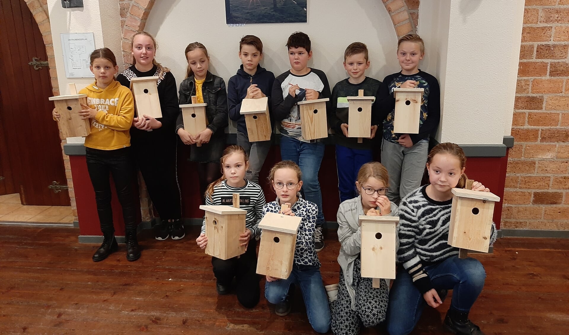 Groep 7 van de Sint Bernardusschool met hun mezenkastjes. Foto: Fons Stapelbroek