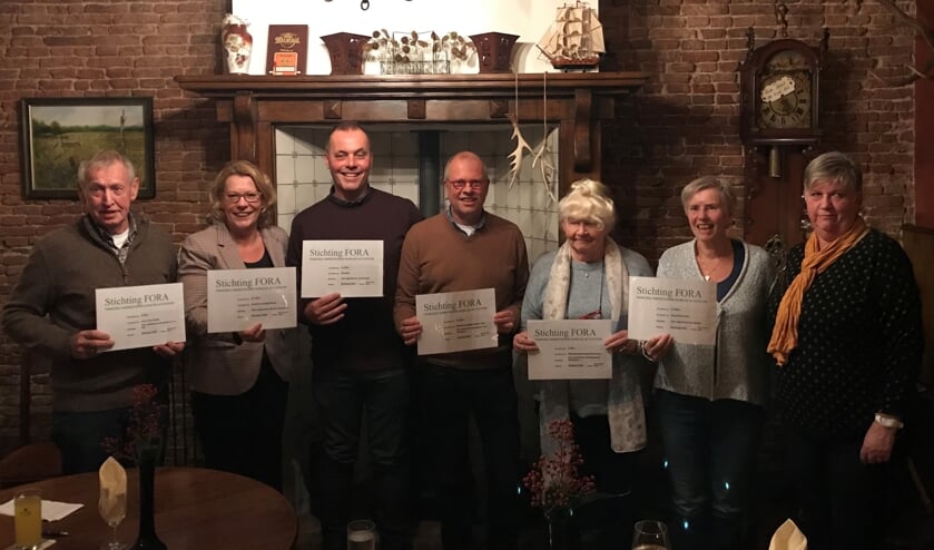 De zes Ruurlose verenigingen en stichtingen met hun waardecheque. Foto: PR.