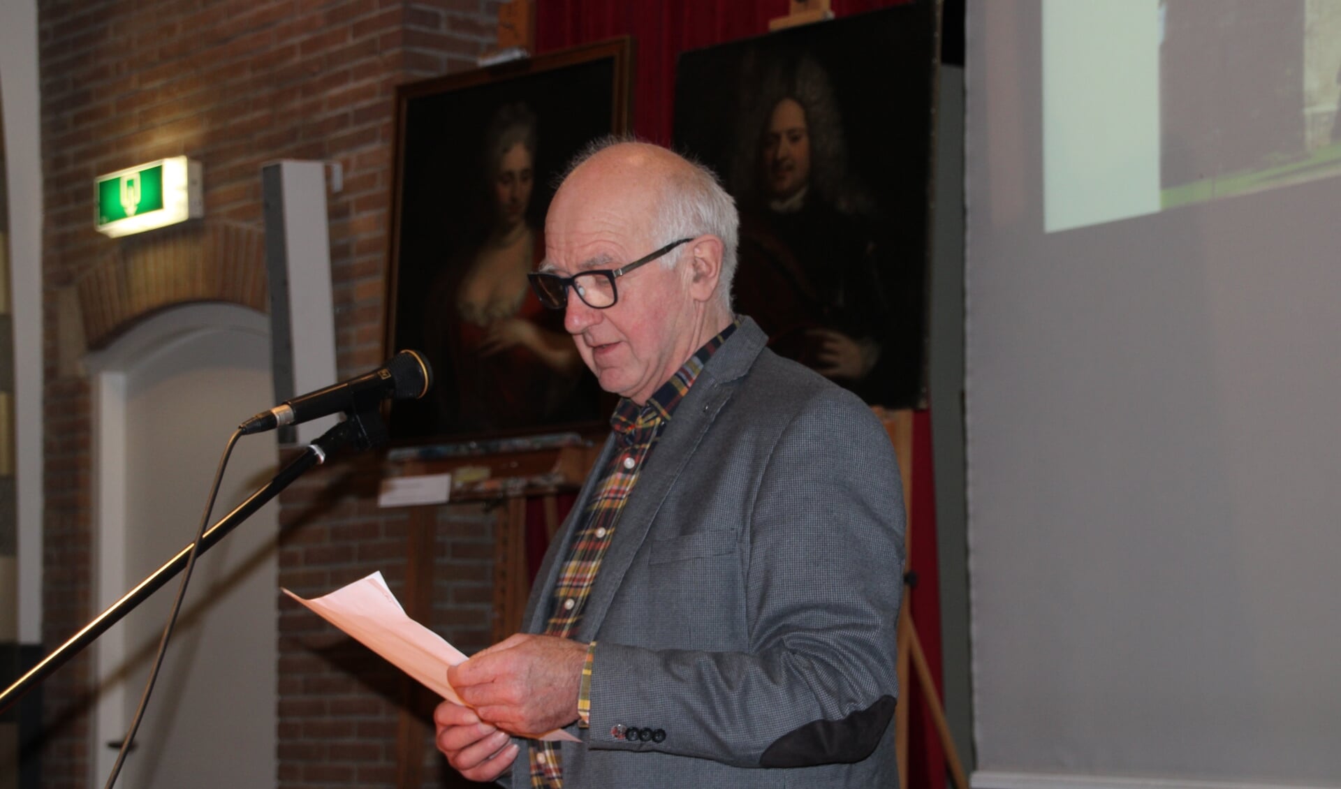 Henk Heijnen vertelt hoe hij de grafkelder vond. Foto: Lydia ter Welle