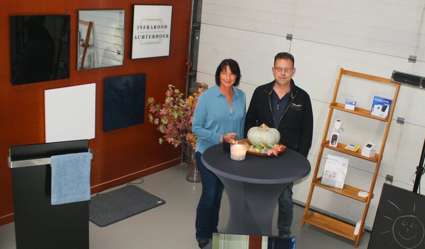 links Miranda Hartman en rechts Norbert Mokkink tussen hun infraroodpanelen.
