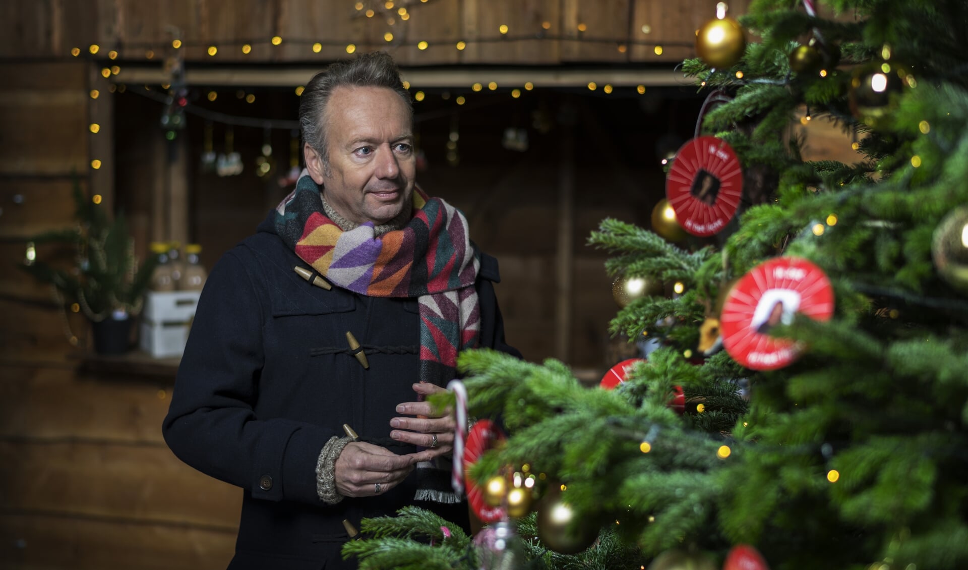 Joris Linssen bij de kerstboom. Foto: Stijn Ghijsen