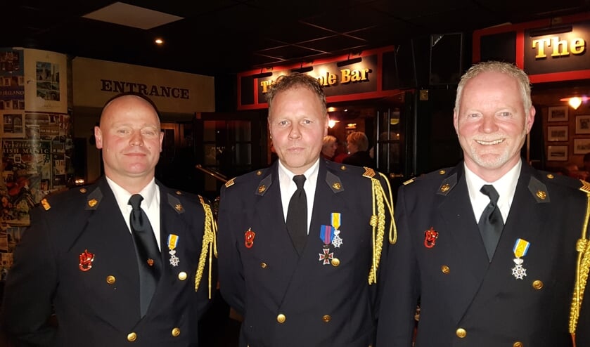 Koninklijke onderscheidingen voor brandweermannen Ivo Reinders, Bas Wicherink en Manfred Hillen (vlnr).