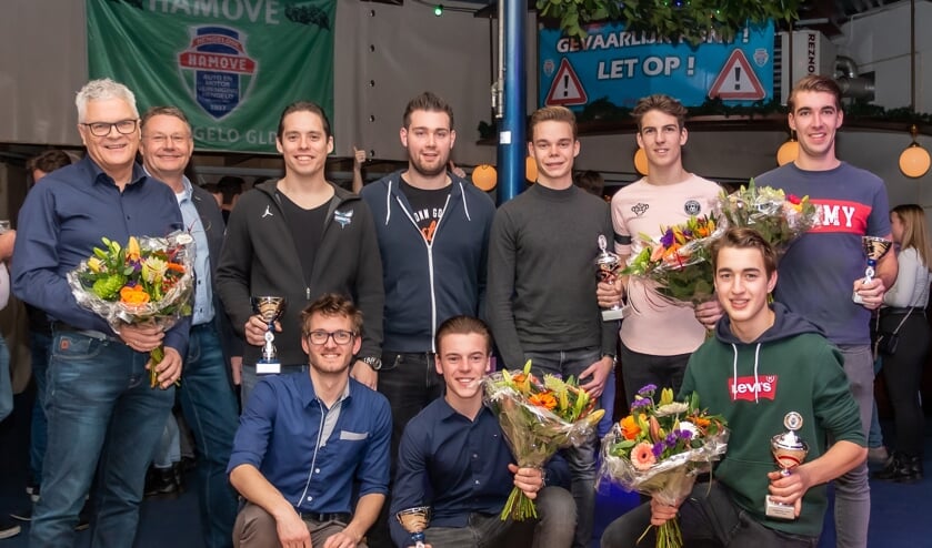 Bekers en bloemen voor een aantal Hamove-clubleden. Foto: Ronny Wormgoor