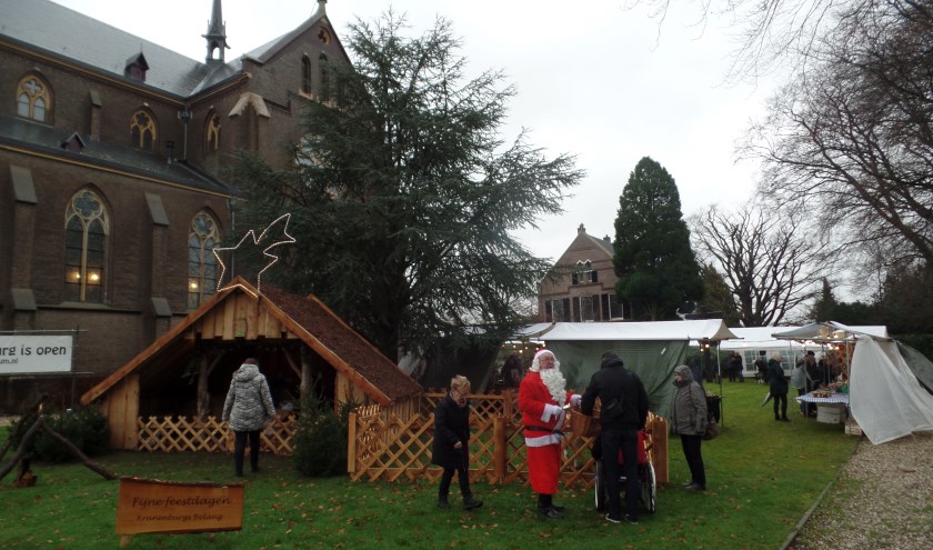 Natuurlijk ontbraken de kerststal en de kerstman niet op de Kranenburgse Kerstfair. Foto: Jan Hendriksen,