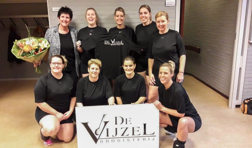 Stratenvolleybalteam Bennies en Co met links sponsor Elly Bergervoet. Foto: Wim Bergervoet