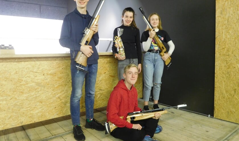 voorgrond zittend, Kay Droste. Staand v.l.n.r. Stijn Lageschaar, winnares Britt Geurkink en Noortje van der Aa. Foto: PR CSV