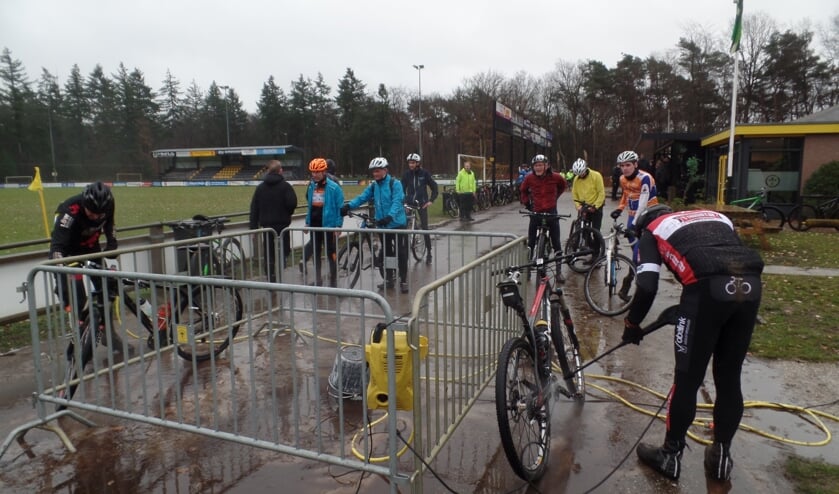Na de tocht was het hard nodig om de fiets af te spuiten gezien de toch wel modderige ondergrond. Foto: Jan Hendriksen.