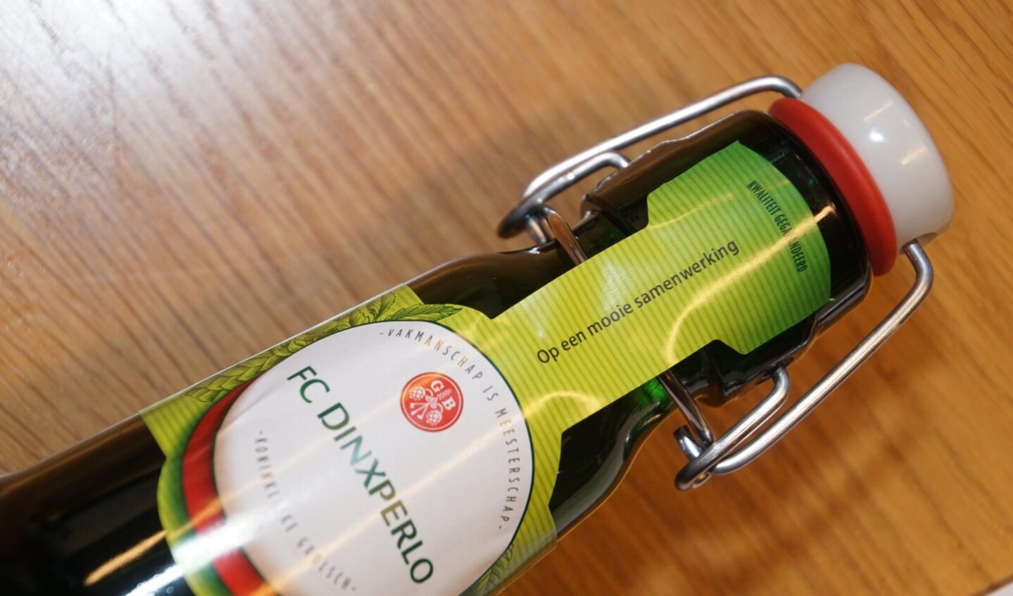 De fles met speciale FC Dinxperlo-label. Foto: Frank Vinkenvleugel