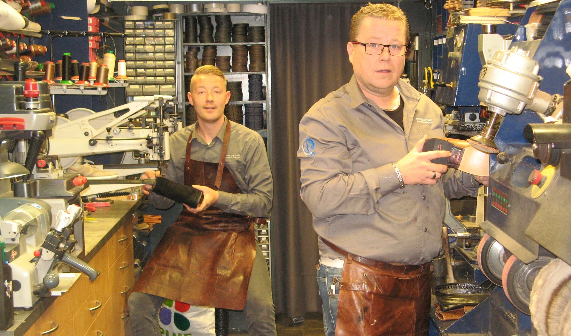 Benno Koldeweij (rechts) en zijn collega Mart Meeusen in de werkruimte van Rouwmaat Combi. Foto: Bart Kraan   