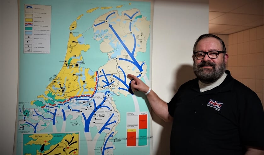 Berry Swarthoff van het Liberation Museum Lochem bij een oude schoolkaart waarop de bevrijding van Nederland wordt gevisualiseerd. Foto: Henri Bruntink