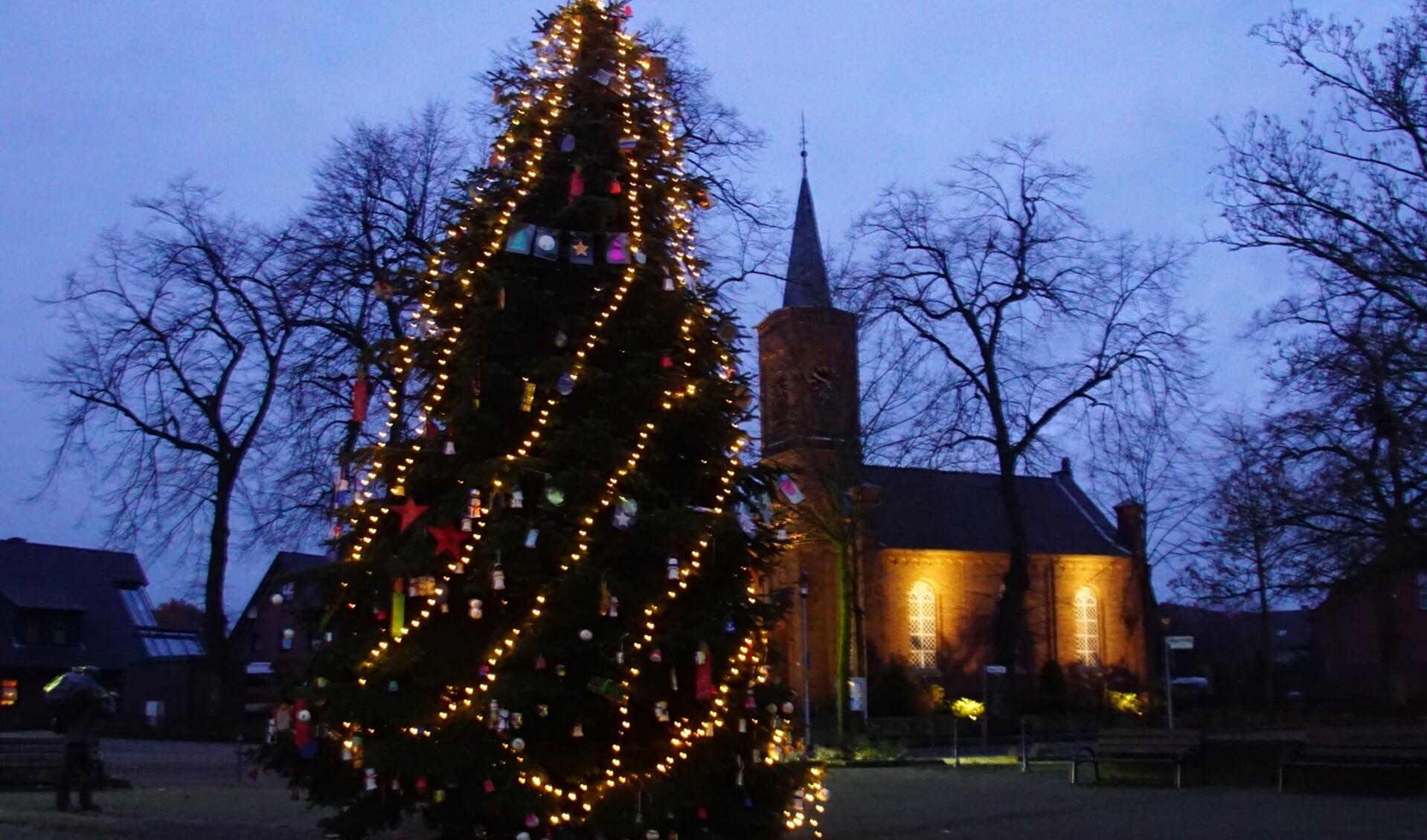 De kerstboom in Suderwick. Foto: Frank Vinkenvleugel