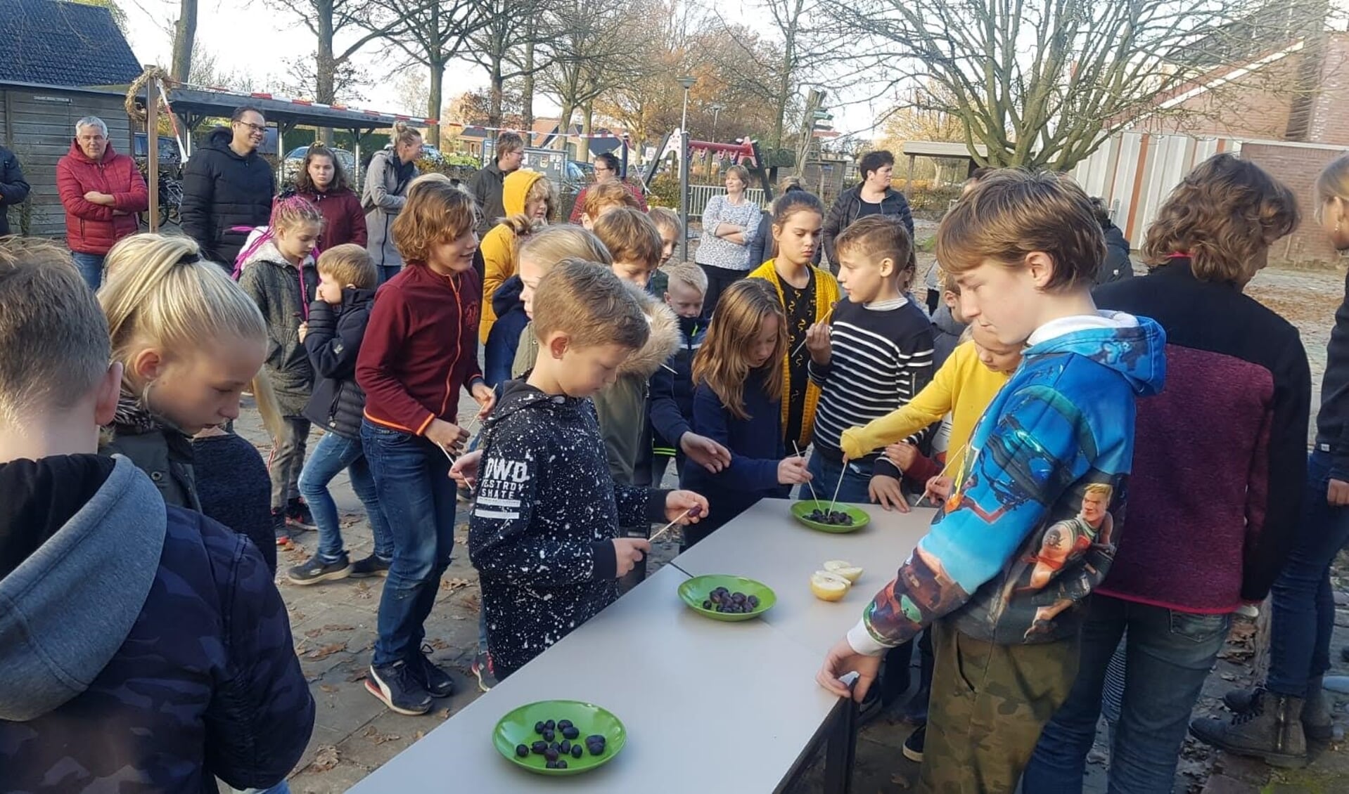 Op het plein 'renden de kinderen zich rot' met én voor fruit. Foto: L. Schuurman