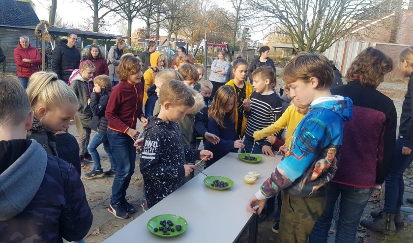 Op het plein 'renden de kinderen zich rot' met én voor fruit. Foto: L. Schuurman