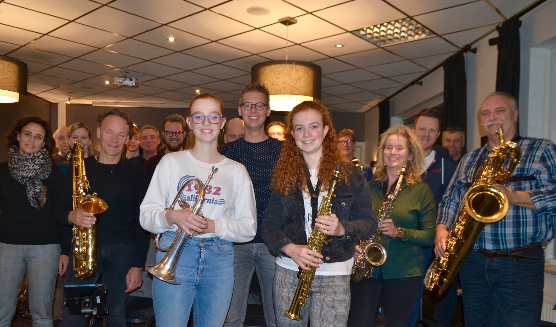 Caya (met witte trui) en Loïs voor het Back Corner Collective met achter hen dirigent Bas Konings (midden). Foto: Leander Grooten