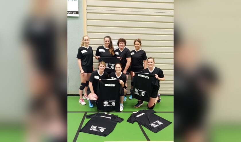 De 'Badmutsen' met hun nieuwe shirts. Foto: PR