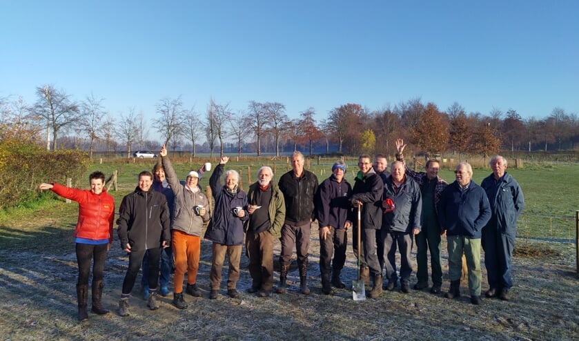 Door leden van Vereniging Bomenbelang Bronckhorst en andere belangstellenden werden 320 boompjes geplant in Hengelo. Foto: Feikje Breimer