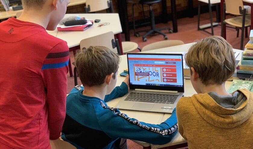 Leerlingen aan het werk met de webshop.