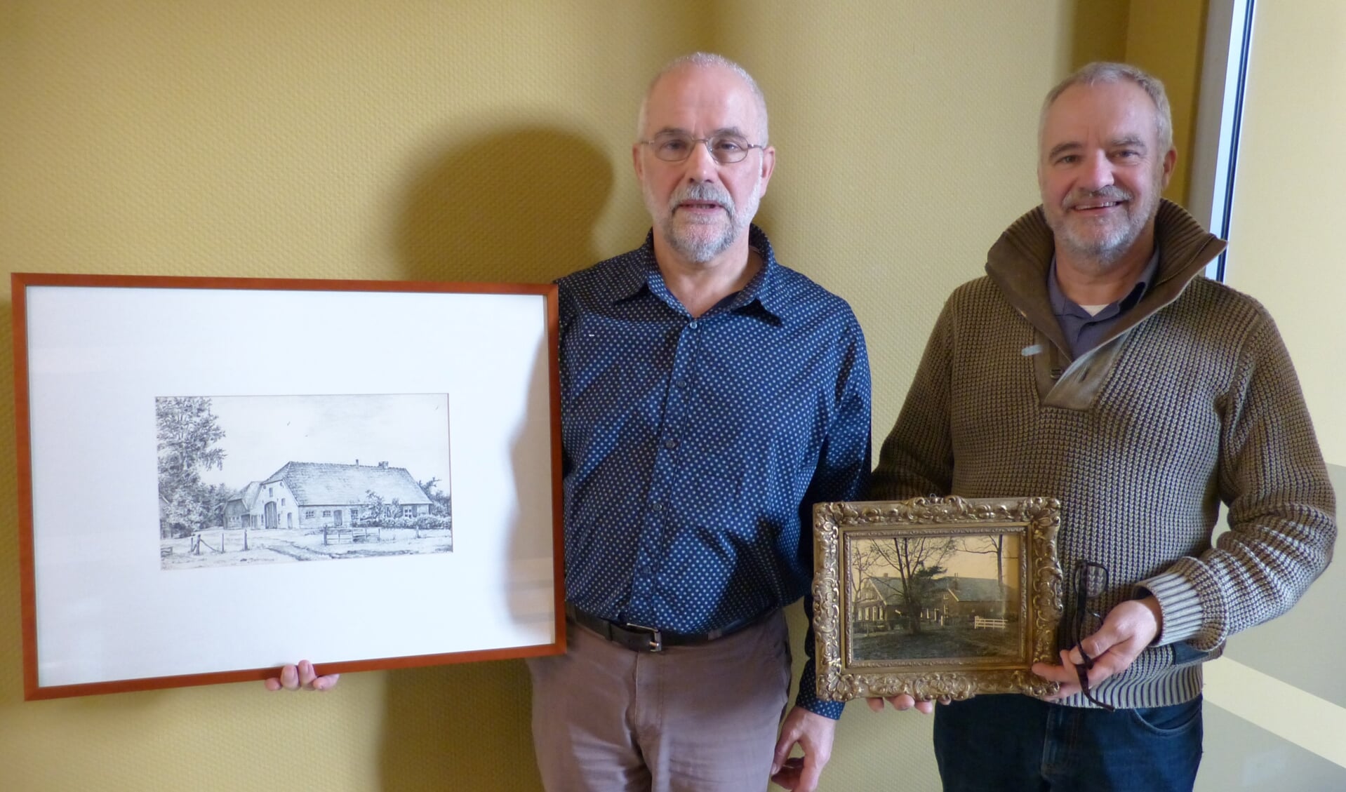 De broers Wentink met afbeeldingen van het verdwenen Tieltjeshuus. Foto: Bernhard Harfsterkamp