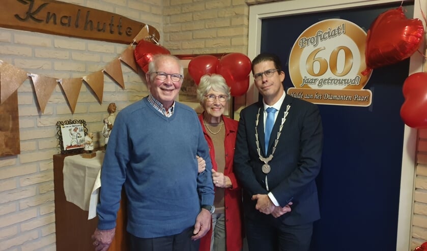Burgemeester Joost van Oostrum van Berkelland samen met Hans en Janny Eil. Foto: PR.