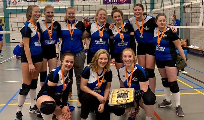 Het meisjes A1-team van Gemini, met de kampioenstaart. Foto: PR