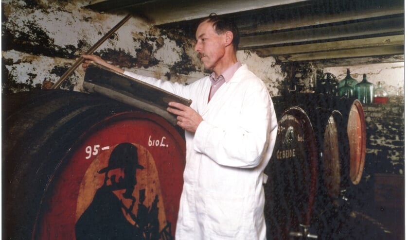 De laatste eigenaar/directeur van Van Perlstein, Rein van Gent, in de weer op zijn zolder met het vinden van de juiste melanges. Een zolder, die een schatkamer was met kruiden en distillaten. Foto: familie Van Gent