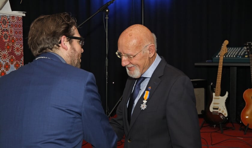 Burgemeester Sebastiaan van 't Erve reikt de onderscheiding uit aan de heer Ab Muil. Foto: Wim Wichers