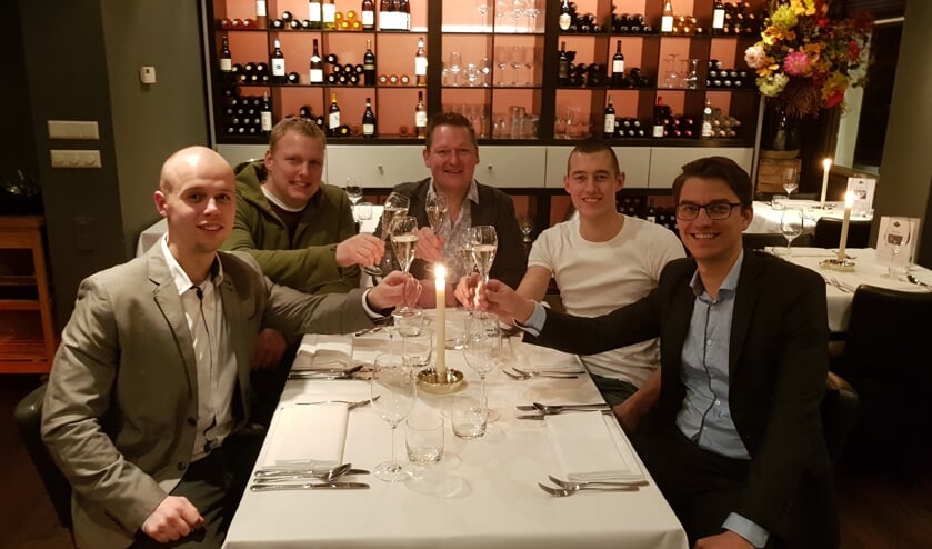 : V.l.n.r. De organisatoren Mitch Frerichs, Max Waaijman, Roy Stammers, Stephan Luiten, Jaap Wansink proosten alvast op 2020! Foto: Han van de Laar