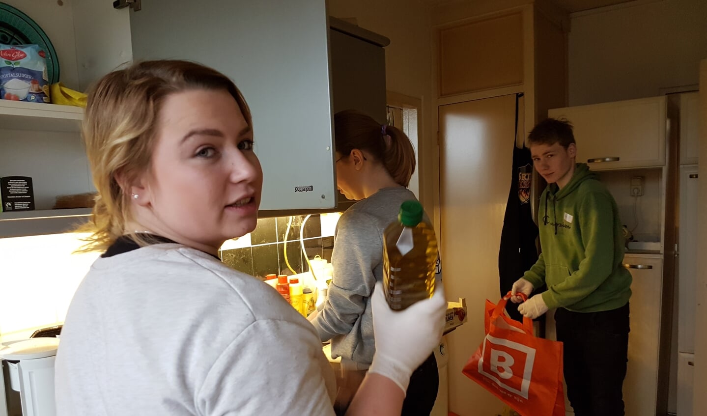 De Graafschapstudenten maken de keuken van een alleenstaande man schoon