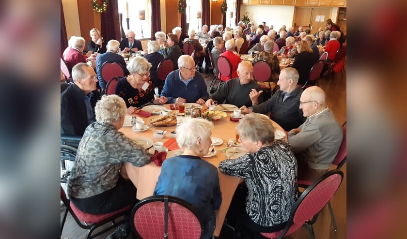 Een gezellige middag in kerstsfeer met geanimeerde gesprekken. Foto: Jos Lohuis