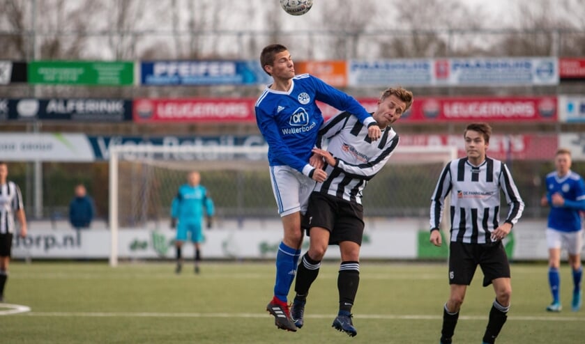 Grolspeler Roel Bruins in duel met Kjell Huisman van De Tukkers.